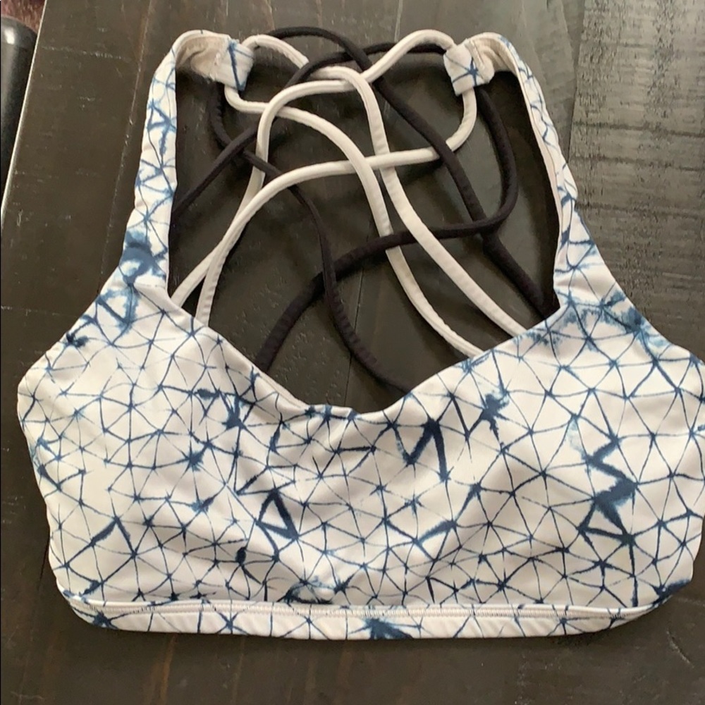 Lululemon Free To Be Wild - size 4